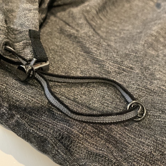 Lululemon sz 6 Grey Black Tank Top Drawstring Waist Built in Bra Keyhole Back - Picture 7 of 7